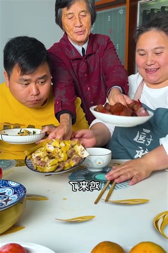 Don’t think a salad can hide meat from me—I see everything 😏🥗🍖 #MeatDetector #HiddenBite #BoomChallenge #Boomnow #Toptrending #吃货 | HuiJing Eating