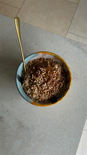 elle gibson on Instagram: "first time having my carrot cake oats in 2 weeks and i think i was going into withdrawals i think this is the best the sticky toffee sauce has ever turned out my my MY 1 cup (ish) porridge oats 1 tbsp flaxseed 1 small grated carrot splash maple/agave syrup dash of cinnamon & ginger pinch salt milk of choice add everything to a pan over a medium heat, adding your milk gradually until you get the texture you want for the toffee sauce: 1 tbsp nut butter 1 tbsp maple/agave