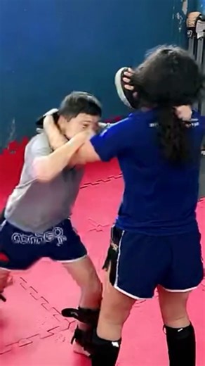 The use of the headbutt in the clinch is one of the factors that truly sets Lethwei apart from all other full-contact combat arts. While in sports like Muay Thai the clinch is already an extremely strategic zone — used to control, wear down, and attack with knees and elbows, in Lethwei, the inclusion of the headbutt drastically expands offensive and defensive possibilities, turning the clinch into an area of extremely high risk and complexity.Key points of analysis: 1. Angle and lethal proximity