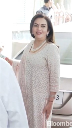 Nita Ambani ka mission bilkul clear hai — women ko STEM (Science, Technology, Engineering, Math) mein empower karna aur inclusion ko India ka innovation advantage banana. Early education, scholarships aur mentorship ke through, unki initiatives ladkiyon mein confidence tabhi se build karte hain jab career start bhi nahi hua hota. Her Circle jaise platforms women ko connected, supported aur visible banaye rakhte hain — un industries mein jahan pehle unke liye jagah kam thi. 🌐✨Aur results khud bo