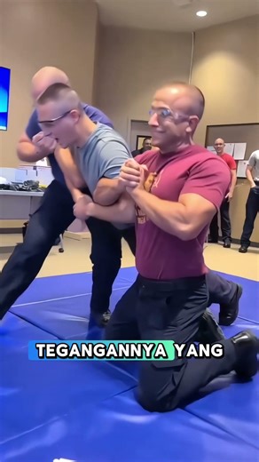 Reaksi beberapa orang ketika diuji tembakan taser ‼️