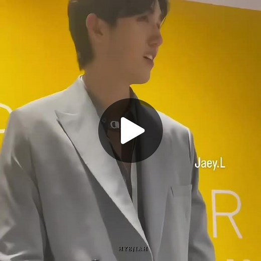 so it's not a bl series... now i'm more intrigued by their dynamic and storyline. 🔥 #midnightmuseum #gunatthaphan #torthanapob #gmmtv2023 #offgun #fyp