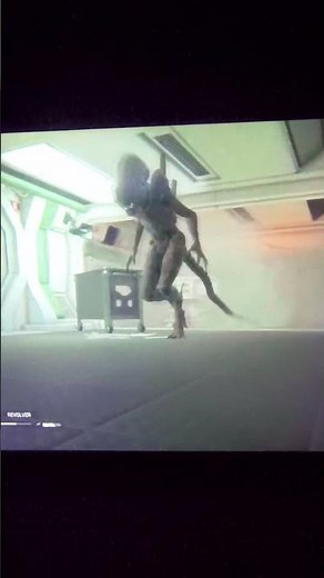 Alien isolation Ripley hides from the Xenomorph
