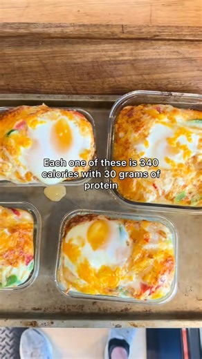 🍳 Yummy Fat Loss Breakfast Bowls Super easy to make — high protein, low calorie, perfect for busy mornings 🔥 Macros (per serving): ✅ ~340 calories ✅ ~30g protein ✅ ~15g carbs ✅ ~12g fat 🥣 Ingredients (per bowl): • ⅔ cup hashbrowns • ¾ cup egg whites • 8 oz frozen bell peppers & onions (spread evenly) • ½ cup reduced-fat cheddar cheese • 1 whole egg (on top) • Season: salt, pepper, garlic powder, paprika 🔥 Instructions: 1️⃣ Preheat oven to 400°F (200°C). 2️⃣ Spray or grease glass containers. 