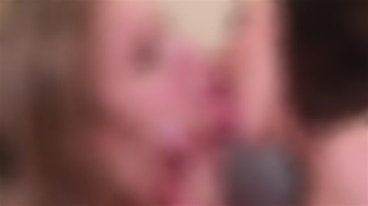 Lezbiyen anne ve kız evde yatakta tutkuyla sevişiyor