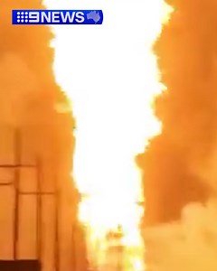 A gas pipeline has exploded in the US state of Oklahoma, shooting flames up to 100 metres into the sky. 🤯 The fire was visible from almost 50 kilometres away, with multiple emergency crews held back from the searing heat until the gas could be turned off. #9News | 9 News