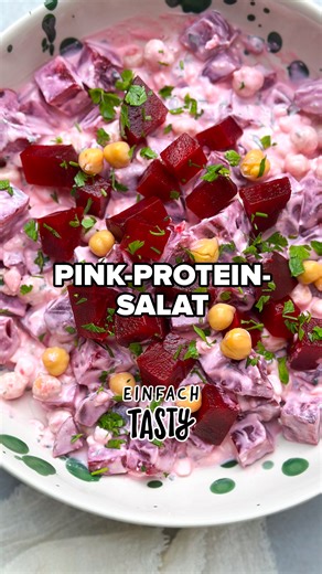 Gesund, eiweißreich und richtig fix: Diese bunte Bowl mit Hüttenkäse, Joghurt und Kichererbsen steht in 20 Minuten auf dem Tisch – ideal als leichte Beilage. 💗🥗 🛒 Du brauchst: 👉 400 g Rote Bete, vorgekocht, 200 g Kichererbsen, 100 g Hüttenkäse, 100 g Joghurt, 1 EL Agavendicksaft, 2 EL Apfelessig, Prise Meersalz, Prise Pfeffer, 2 EL Zitronensaft, 2 EL Petersilie 👉 Toppings/Deko: Rote Bete, Kichererbsen, Petersilie 💡 Das ganze Rezept findest du auf unserer Homepage (Link in Bio) und in unser
