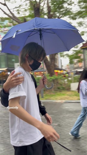 เมื่อฝนตกแต่ใจเรามันสดใสมาก 🤣 หมาเด็กมันหวงพี่เอามากๆ 🤣 #CHUANGAsiaS2 #chuangasia2025 #chuangasia2025xXIONG #linjinxiong #林锦雄 #ShenYiSheng #SHEN #chuangasia2025xshen