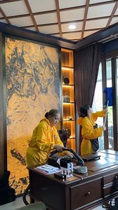 Hardworking hands, sparkling results ✨ The Busy Bees won’t stop buzzing until every corner of your home is squeaky clean 🐝 Video credit: yunayunalachica #BusyBee #BBCleaningCo #CleaningService #HealthyClean #DeepClean | Busy Bee Cleaning Co.