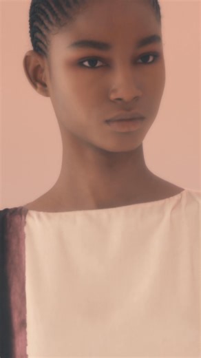 Discover the Dior Fall 2025 collection, blending tradition and modernity with sophisticated design, now available on our website. اكتشفوا مجموعة ديور لخريف 2025 التي تمزج بين الطابع التقليدي والطابع العصري بتصميم منمّق، وهي متوفرة الآن على موقعنا الإلكتروني | Dior