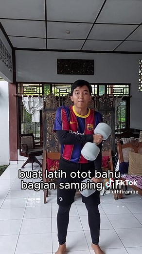 Tutorial workout di rumah cuman pake dumbbell! Nih guys daripada kalian bingung2 mau workout apa kalo cuma punya dumbbell di rumah, jadwalnya gimana, udah contek workout dan jadwalku aja, gas! Jadwalnya kira2 gini nih: Senin dan Jum'at: latihan push -Pemanasan (stretching) -Kardio ringan 3-5 menit buat naikin detak jantung -Dumbbell Chest Press 2 set, masing2 set lakuin sekuatnya sampe fail -Dumbbell Chest Fly 2 set, masing2 set lakuin sekuatnya sampe fail -Dumbbell Triceps Extension 2 set, masi