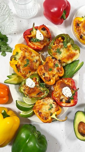 These Mexican inspired quinoa stuffed peppers are such an easy vegetarian dinner. Ready in about 30 minutes! ✨ | Live Eat Learn