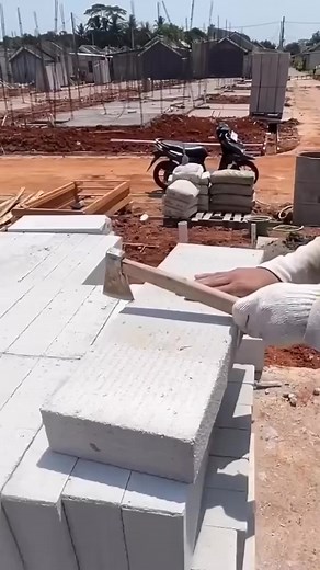Cutting AAC Blocks with an Axe？ Genius Construction Hack! #construction #building | MasterBrick Works