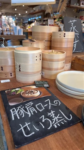 TODAY'S SPECIAL on Instagram: " 秋の食卓 おかずのうつわ 秋は、あったかいごはんのおいしさが 体にじんわり沁みわたる季節。 夏の間にたまった疲れと冷えを穏やかに癒してくれて、 冬を迎えられる状態に体を整える食材も豊富です。 そんな秋の食卓に欠かせないのは ていねいに炊いたごはんとおみそ汁。 それを誰かと食べるひとときこそが いちばんのごちそうかもしれません。 TODAY'S SPECIALでは、秋の食卓に迎えたいあたたかみのあるうつわや、 ごはんのお供などを特集しています。 #トゥデイズスぺシャル #TODAYSSPECIAL #秋の食卓 #うつわ #ごはんのお供"