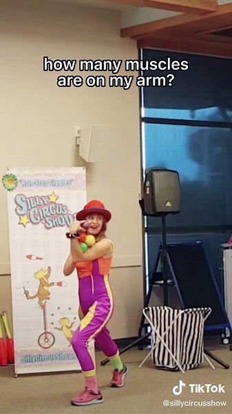 #clownshow #clown #childrensentertainer #kidsentertainer #payasa #clownhat #liveshow #kidhumor #silly #sillycircusshow #laughterkids #giggleskid