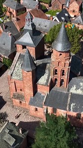 Pour cette dernière rediff de l'été, redécouvrez Collonges la Rouge et son fameux clocher dans cet épisode d'Echappées Belles dans lequel Sophie Jovillard vous fait visiter la Corrèze de villages en villages, samedi soir à 21h sur France 5 ! Pour (re)voir ces #EchappéesBelles sur France tv ➡️ bit.ly/EchappeesBellesReplay Bravo aux équipes : Bo Travail, Franck Poirier, Agnès B. Cook's, Sylvain Delecroix, Jérémi Nureni, Quentin Frichitthavong | Echappées Belles