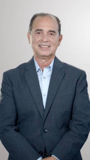 La Dieta 3x1 no es una dieta que te diga exactamente qué comer o qué platillos preparar. Es una guía sencilla que te enseña a armar tus comidas de forma intuitiva, con lo que tengas a tu alcance y con ingredientes que realmente te gusten. Porque aprender a comer saludable debe ser fácil, adaptable y sostenible para cualquier persona. Si quieres aprender a hacer tus propias combinaciones y saber qué tomar en cuenta para lograr resultados, inscríbete al curso “La Dieta 3x1” — ¡por tiempo limitado 