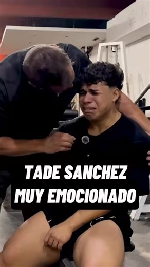 Banco a Juanjo, tengo buena relación con el. Pero lamentablemente aca esta protagonizando el peor video "fitness" q vi en mi vida entera. No es su culpa,sino la del niño a quien le pego mal la "motivacion".En vez de cebarse para sacar una rep mas se puso triste. Motivación sale mal 😂