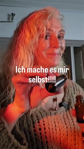 Angelehnt an das Element Wasser im Übergang zum Element Holz (TCM), stelle ich mein unterstützendes Serum her: Du brauchst die 3 Basisöle ( ich kaufe die in der Drogerie), ein 30ml braunes Glasfläschchen und füllst jeweils ein Drittel dieser Öle ein: - Bio-Rose - Bio Arganöl - reines Rizinusöl Jetzt kommen die passenden Zyklusöle: Jeweils 3-5 Tropfen - Weihrauch - Copaiba - Black Spruce - Cypress - Cedarwood - Strohblume - Geranium Du kannst da auch gerne Lavendelöl hinzufügen und du musst auch 