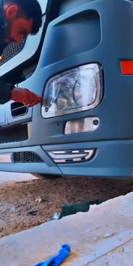 How to Effectively Clean Your Vehicle's Headlights