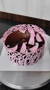 pastel de chocolate decorado con ganache y detalles de chocolate #chocolate #birthday #cake #pastel #bolo | La pastelería soñada