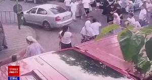 Video - Scandal cu bâte, macete și cuțite în fața Spitalului Universitar. Șase persoane arestate, iar alte 18 amendate