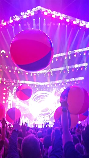 Am venit la Budapesta pentru concertul celor de la Neoton. Aseară, arena MVM Dome a fost plină, 21.000 bilete vândute. Neoton este cea mai cunoscută formație maghiară din anii '60, '70 și '80. Rar vezi o formație ce astăzi mai vinde peste 20.000 de bilete, mai ales dacă vorbim de o trupă cu o vechime de 60 de ani! | Banatul de altădată