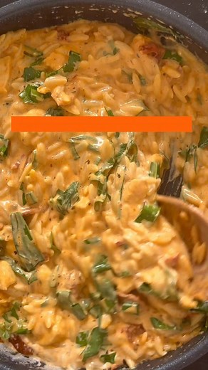 🤩 Heute möchte ich euch ein einfaches und dennoch schmackhaftes Rezept vorstellen, das perfekt für stressige Tage geeignet ist: One Pot Orzo mit Hühnerfleisch. Dieses Gericht ist nicht nur in 30 Minuten zubereitet und ist genau das Richtige für alle, die nach einem langen Arbeitstag nicht noch Stunden in der Küche verbringen möchten 🙌🏻 ZUTATEN 300 g Hühnerfleisch 2 EL Pflanzenöl 2 TL getrocknete italienische Kräuter 2 gehackte Knoblauchzehen 1 EL Tomatenmark 3 EL gehackte getrocknete Tomaten 