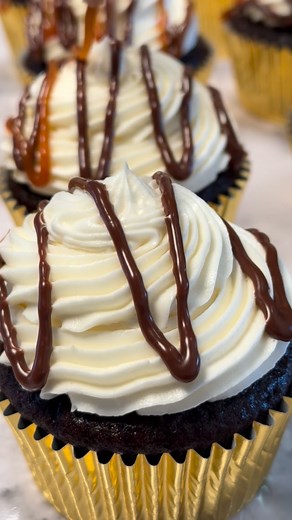 Sweet dreams turtle cupcakes 😴 Chocolate cake, vanilla buttercream, filled with salted caramel pecan filling, chocolate ganache and caramel sauce. Topped with pecans of course 🤤 #cupcakes #lethbridge #yql #yqllocal #baking #alberta #bakery #yqlsmallbusiness #lethbridgebusiness #yqlfood | Omegas Cupcakes