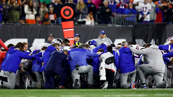 ESPN's Dan Orlovsky leads live prayer for Damar Hamlin