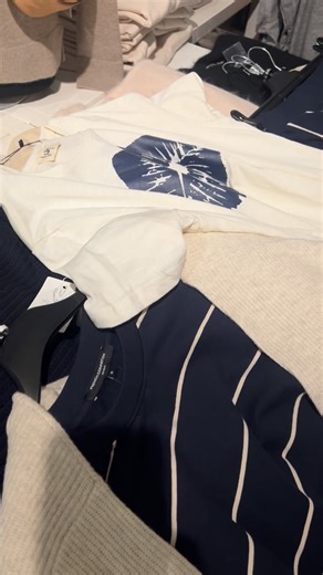 RAPPES MODE on Instagram: "Åsa hjälper kund att få ihop en liten garderob . Några plagg som kan mixas och matchas 💙🩵💙🩵💙 #nynäshamn #mode #nynäshamnscentrum #hittanynäshamn #soakedinluxury"