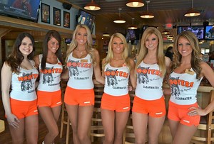 Hooters Girls to Promote New Calendar