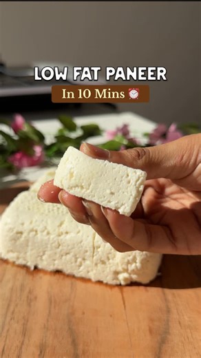 Vanshika Khurana on Instagram: "Sunday Prep Party Ep 2 - Recipe ⬇️ (for 500 grams) Macros - 14g Protein /102 Cals in 100 grams as per Healthifyme. 🌸Boil 3 litres of low fat milk/toned milk. I usually take Amul. You can remove the top later of malai as well to make it even lower in fat. 🌸Add 2-3 tbsp of vinegar or more once the boil comes. Switch off the flame and stir until whey water separates. You may need more vinegar if the water does not separate in 2 mins 🌸Strain it and let it sit for a