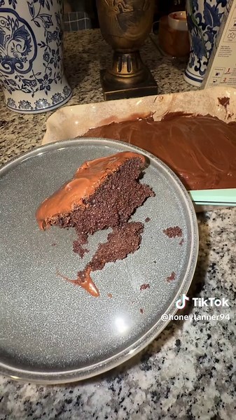 What’s better than cake after decorating?? 🎄🎄🎄🎄🎄 @Betty Crocker #cake #baking #foodie #foryourpage