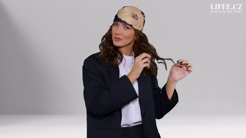 Sedm způsobů, jak nosit šátek ve vlasech: Trendům vévodí vázání přes kšiltovku, ale i elegantní styling ve stylu Bridget Jones
