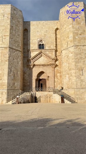 Il Castel del Monte, situato ad Andria in Puglia, è uno dei monumenti più enigmatici e affascinanti del Medioevo italiano. Costruito nel XIII secolo (intorno al 1240) per volere di Federico II di Svevia, è stato dichiarato Patrimonio dell'Umanità dall'UNESCO nel 1996. Costruito nel XIII secolo (intorno al 1240) per volere di Federico II di Svevia, è stato dichiarato Patrimonio dell'Umanità dall'UNESCO nel 1996. La caratteristica più distintiva del castello è l'uso ossessivo del numero otto. La p