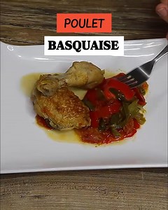 67K views · 225 reactions | Un classique français à base de POULET Ingrédients : 5 cuisses de poulet (1.7kg) 1.2kg de tomates 3 poivrons (2 rouges et 1 vert) env. 800gr 10 cl de vin blanc sec (facultatif) 2 oignons 4 gousses d'ail 1 ou 2 branchettes de thym 2 feuilles de laurier 3 cuillères à soupe d'huile d'olive quelques pincées de piment d'Espelette un verre d'eau Sel/Poivre Temps de préparation : 25 min Temps de cuisson : 60 min | La Cuisine de Philippe | Facebook