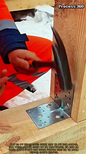 L자형 메탈 커넥터 철물과 망치질을 이용한 기둥 고정 #worker #process #woodworking #framing #carpentry