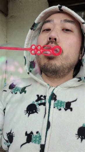 ASMR Candy Cane eating & blowing bubbles sounds #youtubeshorts #shorts