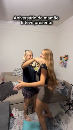 54K views · 2.7K reactions | Nem na hora do presente sai um vídeo normal kkk Eram 00 horas e olha a bagunça 藍 Será que vai ter festinha? @amandacris.oficial @mayaraneves.oficial . #jujuepituca #pinscher #pets #dog #happybirthday #festa | Juju e pituca | Facebook