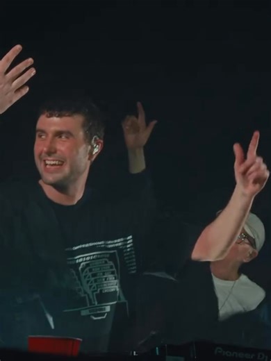 @fredagainagain brings out Underworld and Mike Skinner for one of the best live mashups ever. #fredagain #allypally #mikeskinner #dj #rave #techno