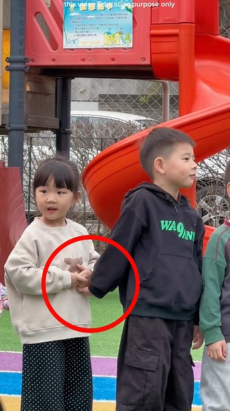 crush hand hold 🤯