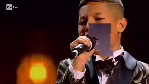Simone Grande vince la seconda edizione di The Voice of Italy e conquista tutti i nostri cuori attraverso la sua bellissima voce! 🎤🏆❤️ Rivedi la FINALE di #TheVoiceKidsit su RaiPlay 👉 https://bit.ly/thevoicekids-pagina-fb | Rai1