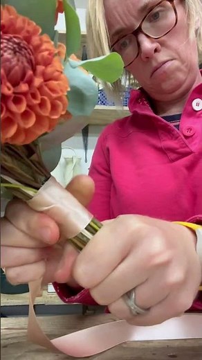 How to wrap a bridal bouquet with ribbon #learningonthego #bouquet #diywedding