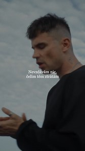 Tohle je moje oblíbená část klipu Sny🪽. I když je to můj text, s obrazem mě to hitlo tak nějak jinak. Videa ze svatby jsem viděl poprvé s klipem. Nevěděl jsem, že mám tenhle nádhernej záběr s ženou. A upřímně mě rozsekalo, že mám tohle video se ségrou. Už tady pár měsíců brala kortikoidy a vadilo ji, že jí to zadržuje vodu v obličeji. I tak vypadala naprosto nádherně. A potom tam mám záběr s Ondrou, se kterým jsem natočil každej svůj track jako CANN. A teď máme ready konec trilogie, desku Splac