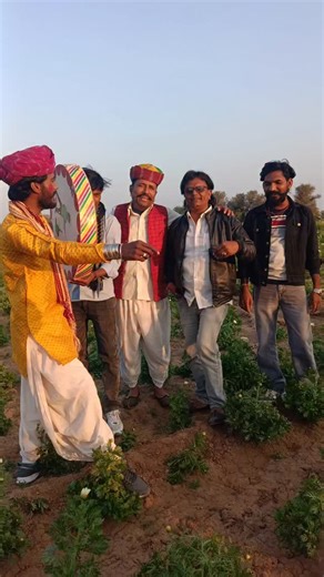 singer mahendra boyal on Instagram: "फागण शूटिंग टाइम#viral #mahendraboyal"