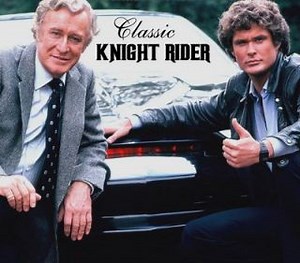 Se implinesc 30 de ani de la Knight Rider, serialul care l-a facut star pe David Hasselhoff. Uite cum arata actorul care i-a dat voce faimoasei masini inteligente KITT