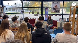 La chanteuse Clou est à l'affiche du festival Rendez-vous soniques de Saint-Lô ce samedi. Avant son concert, elle a échangé pendant près de deux heures avec des élèves du lycée Curie-Corot, mardi 4 novembre 2025.⤵️ | Ouest France Saint-Lô