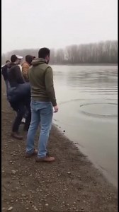 Überraschung am See! Ein Steinwurf führt zu einer Begegnung mit einer Robbe! #fblifestyle #AI Generated using Kling AI . . . (Nur zu Unterhaltungszwecken. Wenden Sie sich an Fachleute, wenn Sie Anleitungen für Aktivitäten erhalten. Es wird keine Markenzugehörigkeit impliziert, falls welche gezeigt werden. Wenn sie von wahren Ereignissen inspiriert sind, können kreative Anpassungen enthalten sein. Der Inhalt kann öffentliches Filmmaterial enthalten.) | Fabiosa Fitness Deutschland