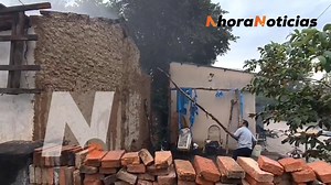 2.9K views · 50 reactions | #Montero #LoÚltimo Después de casi 2 horas y más de 10.000 litros de agua empleada bomberos continúan sofocando el incendio en un domicilio Bomberos acudierón a sofocar el incendio estrutural de una vivienda que servia como deposito de plastico y cartones ubicado sobre la calle angel sandoval, mas de 10.000 litros de agua que fue utilizada hasta momento. | Ahora Noticias | Facebook